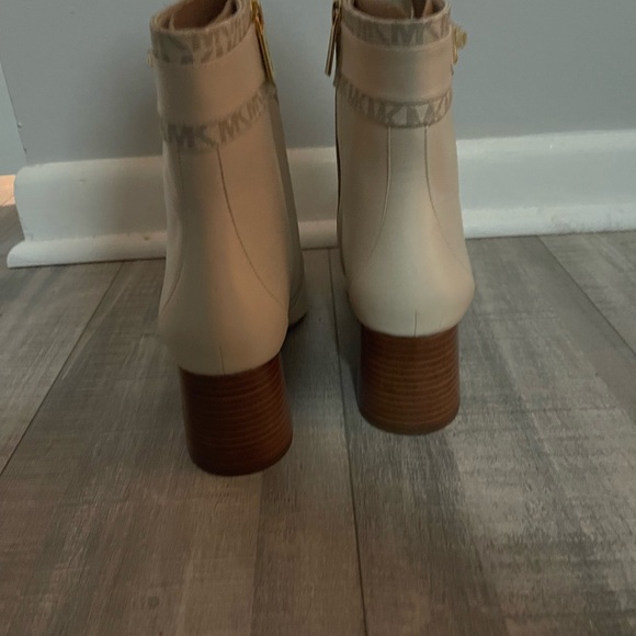 NWOB Michael Kors Cream Ankle Booties Size 9 - Picture 8 of 14